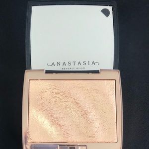 Anastasia Beverly Hills X Amrezy Highlighter